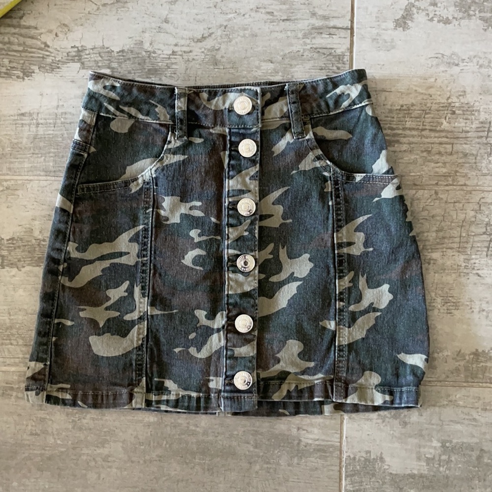 Almost famous camo skirt